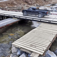Una inundación se llevó un puente en Tenessee. Los vecinos lo han reconstruido sacrificando sus remolques