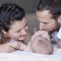 Casi todos los bebés nacidos en julio en España siguen llevando el apellido del padre en primer lugar