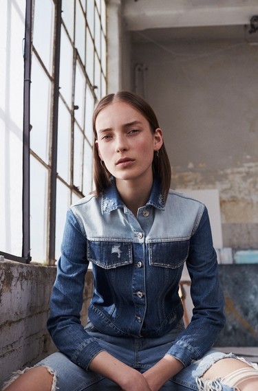 No hay temporada que el denim no baje la guardia. Y Mango lo sabe (y nos lo enseña)