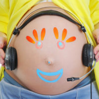 Vía vaginal, la música estimula al bebé en el embarazo: ¿se puede hacer en casa? 