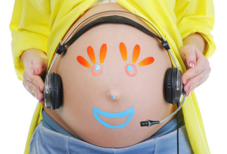 Vía vaginal, la música estimula al bebé en el embarazo: ¿se puede hacer en casa?