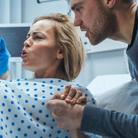 Cuándo es el mejor momento y cómo realizar los pujos durante el parto