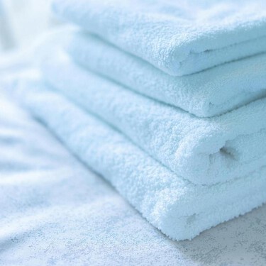 Los trucos que de verdad funcionan para acabar con el desagradable olor a humedad en las toallas