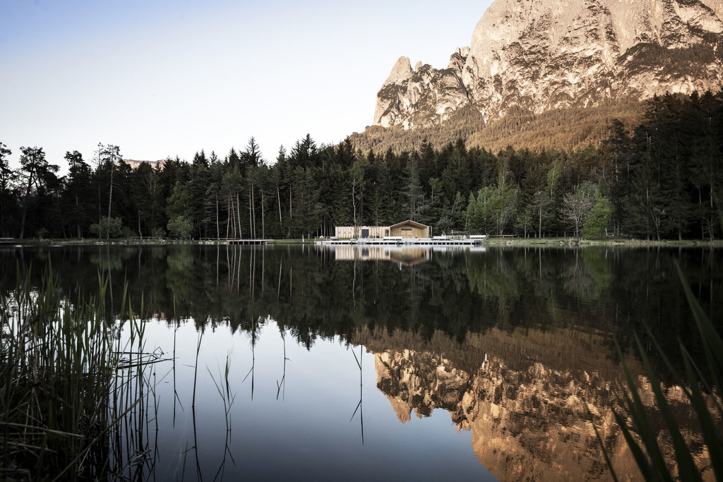 Arquitectura y naturaleza van de la mano en la rehabilitación de esta cabaña junto al lago