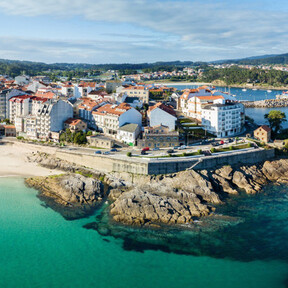 Era uno de los pueblos pesqueros más auténticos de España. Ahora me parece el peor destino de las Rias Baixas y de Galicia en general 