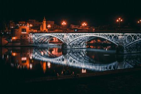 Los eléctricos paisajes urbanos nocturnos de Ginés Cirera, un nuevo talento de la fotografía