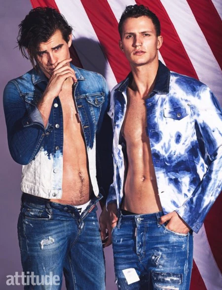 Porque la Attitude es lo que más cuenta en esta vida, Nathaniel Visser y Matt Trethe se dejan fotografiar al lado de la bandera americana