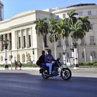 Las motos eléctricas se están popularizando en Cuba en respuesta a la crisis de abastecimiento de combustible