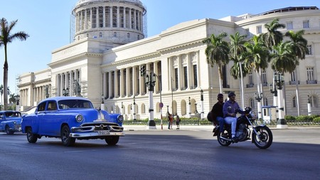 Las motos eléctricas se están popularizando en Cuba en respuesta a la crisis de abastecimiento de combustible