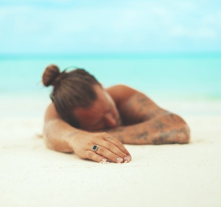 Protector solar y aceite de bronceado: en qué se diferencian y cuál tenemos que elegir para tomar el sol de forma segura