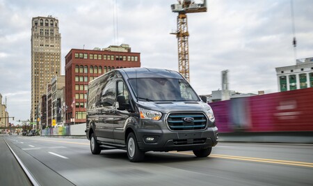 Nueva Ford E-Transit: una furgoneta eléctrica con 350 km de autonomía y hasta 25 configuraciones distintas, para 2022