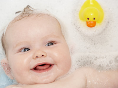 Cómo darle a tu bebé un baño feliz y relajante 