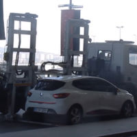 Ni "un momentito" ni nada. Con esta grúa te lo pensarás dos veces antes de aparcar mal el coche