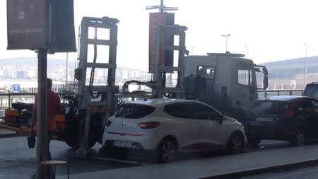 Ni "un momentito" ni nada. Con esta grúa te lo pensarás dos veces antes de aparcar mal el coche