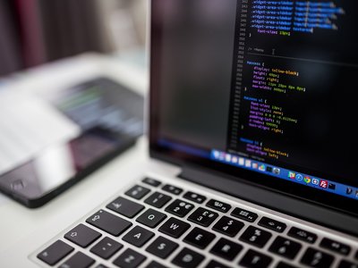 Esta plataforma de cursos te pagará criptomonedas por aprender programación y otras disciplinas tecnológicas