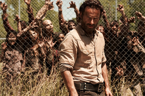 The Walking Dead una vez se fue de madre y acabó con Rick empuñando una espada láser para enfrentar una invasión alien