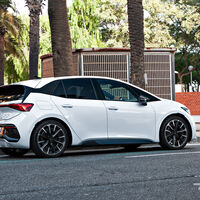 Las ciudades ya no quieren a los coches, ni siquiera a los eléctricos. Todos los coches con etiqueta CERO empezarán a pagar por aparcar en Barcelona