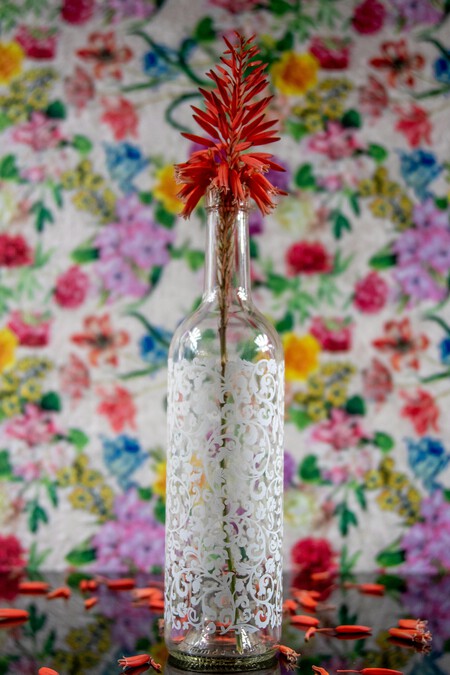 Si tienes botellas de vidrio, tienes un tesoro: 3 formas de reutilizarlas para decorar tu hogar esta primavera