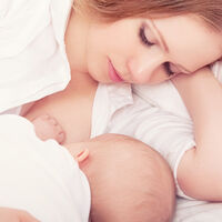 Mi bebé recién nacido no se engancha al pecho y es desesperante, ¿qué puedo hacer?