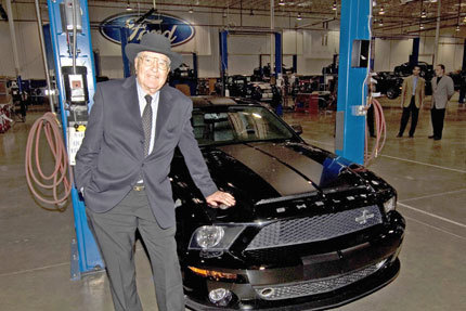Sale de fábrica el primer Shelby Mustang GT500KR el día que Carroll Shelby cumple 85 años