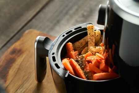 air fryer aberta com legumes temperados