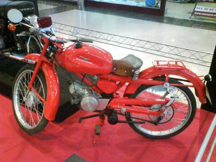 Exposición de motos clásicas en Parque Principado