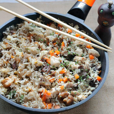Arroz salvaje con pollo y setas, una receta ligera, económica y resultona, perfecta para la cena