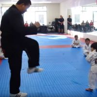 No podrás dejar de reírte con el vídeo de este adorable karateka 