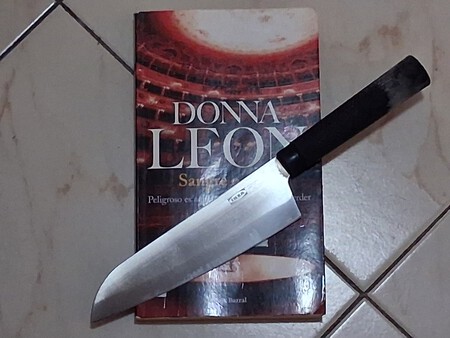 Libro y cuchillo