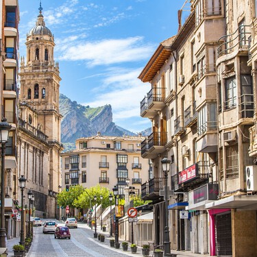 Una catedral renacentista, buena comida de cuchara y un casco histórico para caminar a pie: la ciudad más ignorada de España