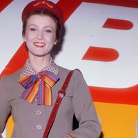 80 años de la primera azafata de vuelo en España: "Antes se miraba más el servicio, ahora se repasa insistentemente qué hacer en cada emergencia" 