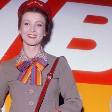 80 años de la primera azafata de vuelo en España: "Antes se miraba más el servicio, ahora se repasa insistentemente qué hacer en cada emergencia" 