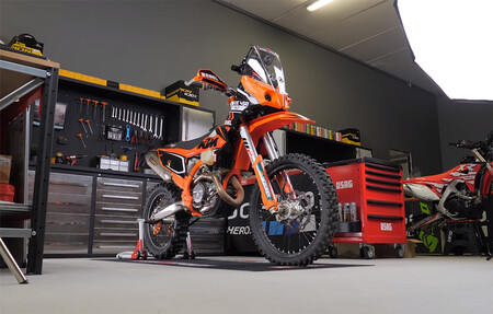 Estos kits de rally para las KTM EXC y Husqvarna FE son el arsenal definitivo para correr el Dakar, por menos de 3.000 euros