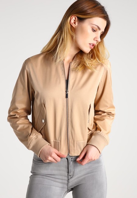 60% de descuento en esta chaqueta tipo bomber de Kiomi en color oro: ahora 23,95 euros en Zalando