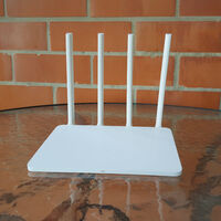 Si tu WiFi va lento, revisa lo que tienes junto al router: este objeto me estaba saboteando la conexión y sólo con moverlo ya funciona perfecto