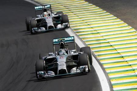 Nico Rosberg gana en Brasil pese a la presión de Lewis Hamilton