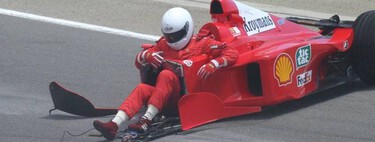 La historia detrás del meme más famoso de la F1. Cómo un piloto partió un Ferrari por la mitad y se quedó con las piernas al aire 