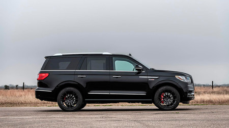 El Hennessey Lincoln Navigator se enfrenta al de producción en el cuarto de milla
