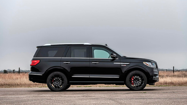 El Hennessey Lincoln Navigator se enfrenta al de producción en el cuarto de milla