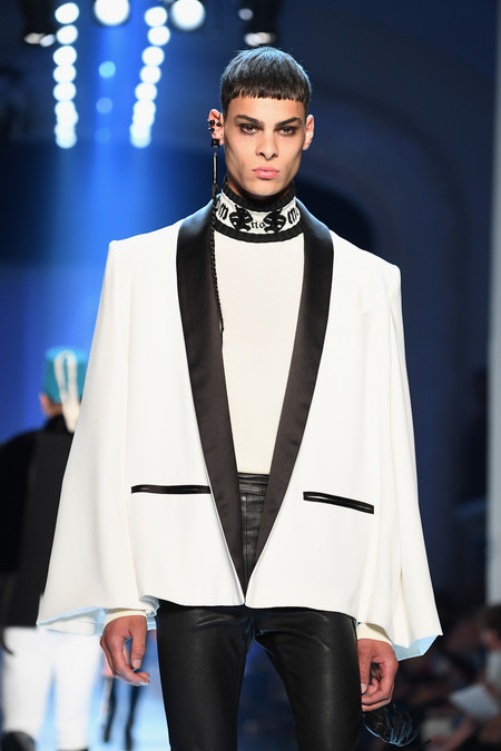 El smoking como nunca antes: Jean-Paul Gaultier suma looks masculinos a su desfile Haute Couture