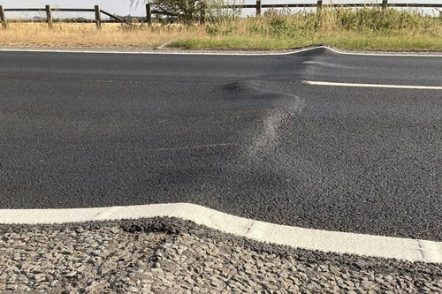 Las carreteras del Reino Unido se están levantando por culpa del calor y las vías del tren arden, literalmente