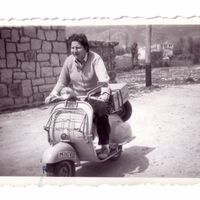 Una Vespa cargada de libros: la moto con la que Gloria Fuertes llevó la lectura a los pueblos olvidados españoles 