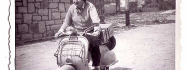 Una Vespa cargada de libros: la moto con la que Gloria Fuertes llevó la lectura a los pueblos olvidados españoles 
