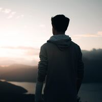 La sudadera más vendida en Amazon es esta Adidas unisex, con capucha, que además está rebajadísima hoy