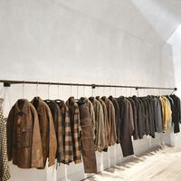 Esta es la mejor alternativa a los Barbour para el entretiempo porque cuesta mucho menos y además resiste a la lluvia 