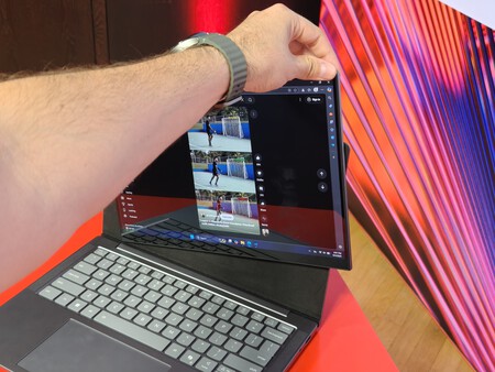 To turn the screen you have to pull this corner | Image: Xataka
