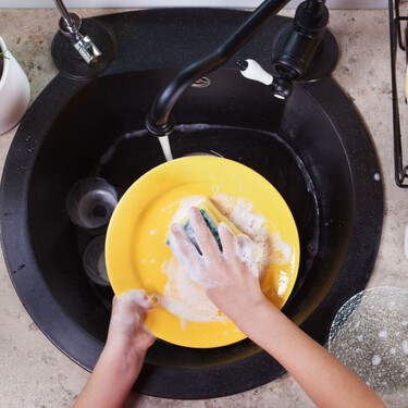 Fregar los platos a mano no solo es un despilfarro, también contamina el agua y el suelo con microplásticos 
