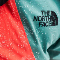 The North Face tiene la chaqueta impermeable para plantar cara a la lluvia de invierno con precio rebajadísimo y envío rápido  