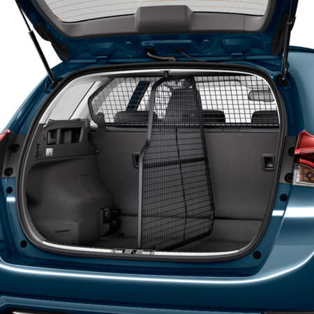 Una  rejilla  colocada  entre  los  pilares  de  la estructura  del  coche,  separando  la  cabina del  maletero,  permite  a  tu  mascota  moverse libremente sin  causar ningún tip ode molestias al  conductor