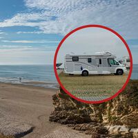 Ni toldos, ni sillas: la costa de Lugo se pone seria con las camper y autocaravanas, con multas de hasta 3.000 euros